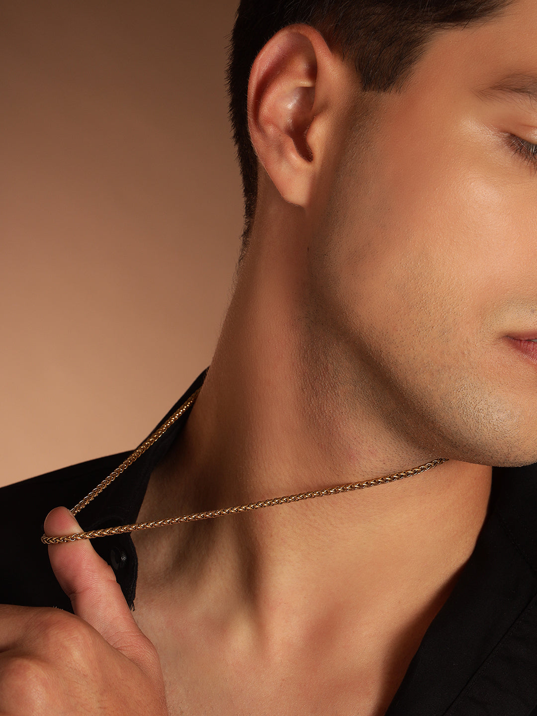 Sleek linked chain